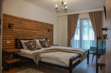 Фото номера Улучшенный номер с кроватью размера «king-size» Гостевой дом Chalet Mugure de Brad г. Фунду Молдовей 3
